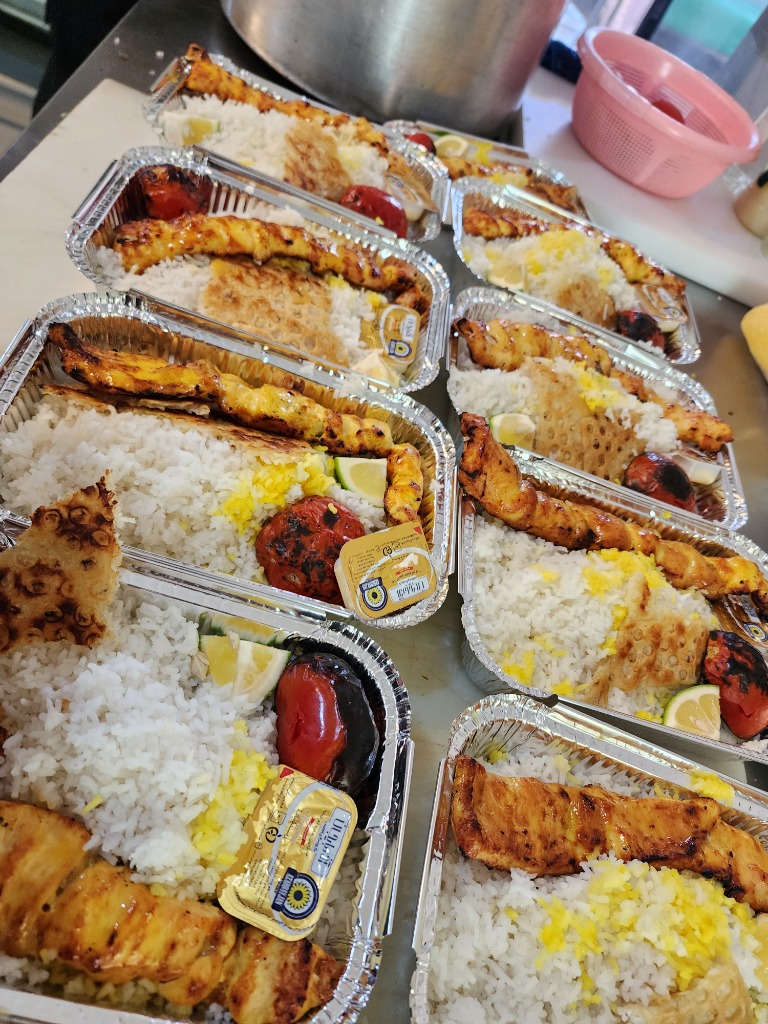 چیدمان و آماده‌سازی چلو جوجه کباب در ظروف آلومینیومی درجه یک